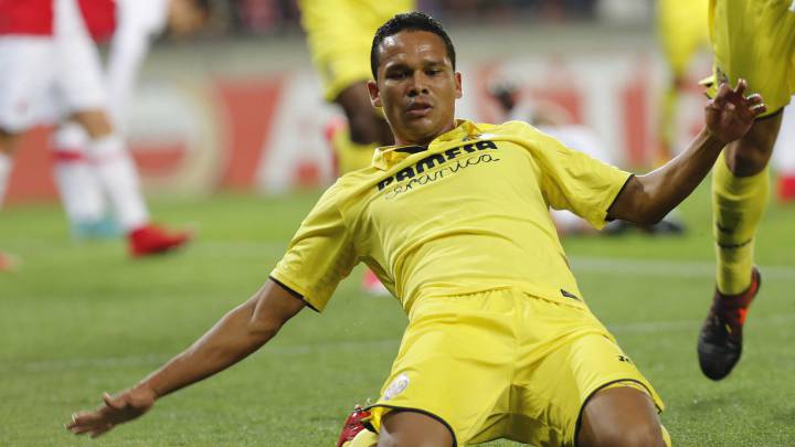 Carlos Bacca celebra un gol ante el Slavia Praga