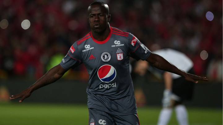 Carmelo Valencia celebra un gol con el América de Cali