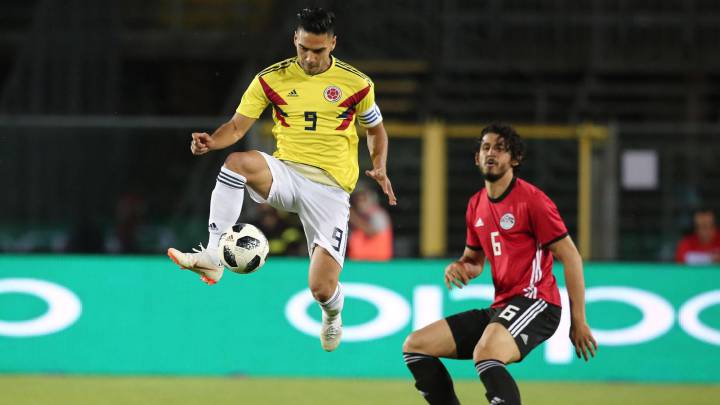 Falcao García baja un balón en el amistoso contra Egipto en Italia