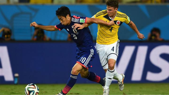 Santiago Arias lucha el balón con Kagawa, el 10 de Japón que estará de nuevo enfrentando a Colombia, así como hace cuatro años en Brasil