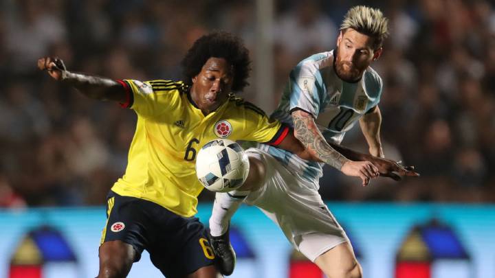 Carlos Sánchez y y Lionel Messi en el partido de Eliminatorias a Rusia 2018 en San Juan