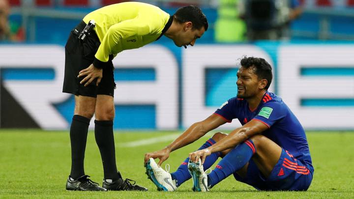 Abel Aguilar en el partido ante Polonia. Salió lesionado