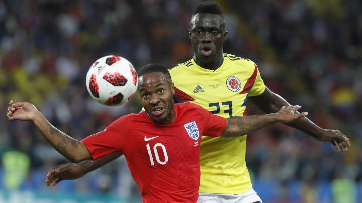 Davinson Sánchez ante Raheem Sterling en el Colombia-Inglaterra