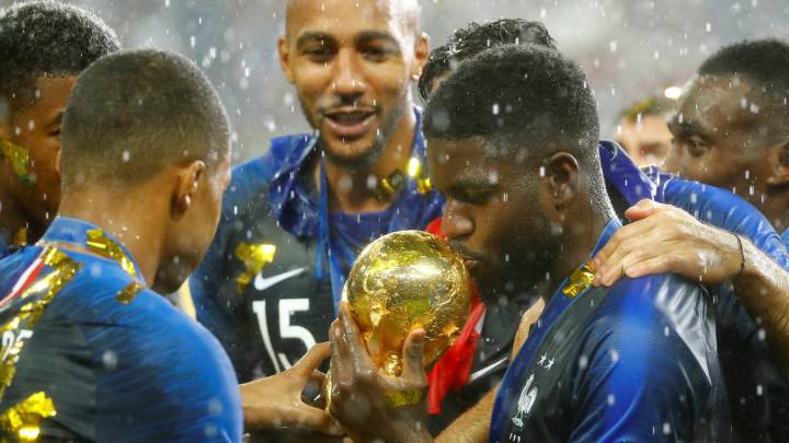 Samuel Umtiti con la Copa Mundo
