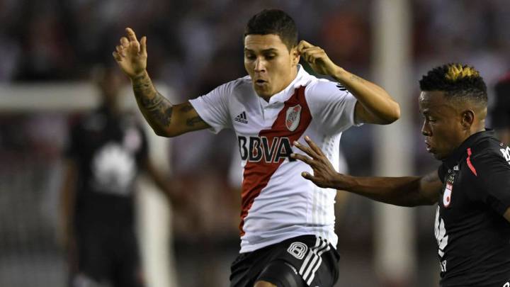 Juan Fernando Quintero y Jhon Pajoy en un partido River vs Santa Fe por Copa Libertadores