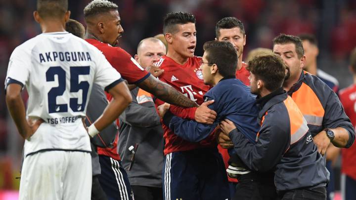James es abrazado por un hincha en el partido ante Hoffenheim