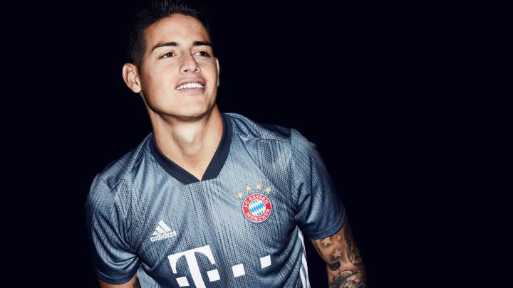 James Rodríguez modela la nueva camiseta del Bayern, que está hecha con plástico reciclable y hace parte de una campaña a favor del cuidado de océanos