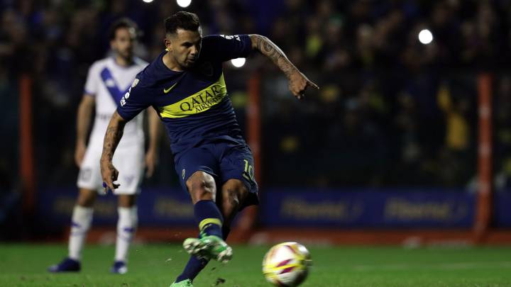 Edwin Cardona marca de penal ante Vélez Sarsfield