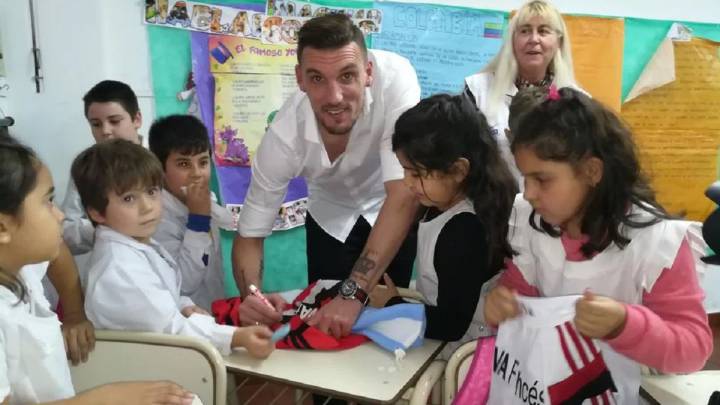 Franco Armani fundó su primera Biblioteca Futbolera en la escuela donde estudió cuando era niño en Casilda