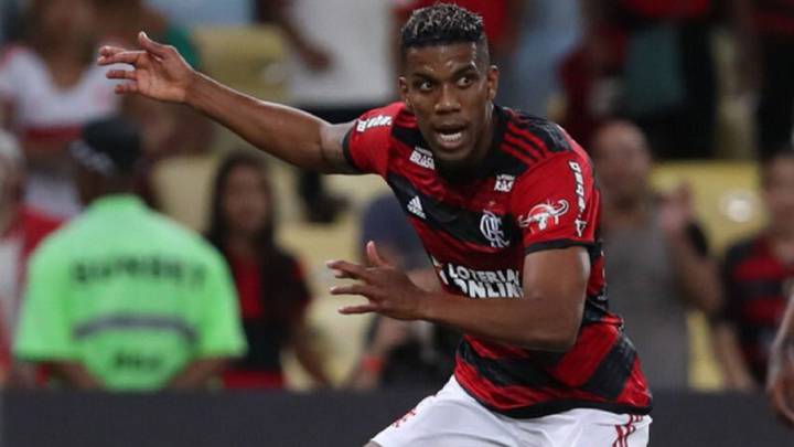 Orlando Berrío reapareció en el triunfo de Flamengo contra Chapecoense, después de casi 11 meses desde que se lesionó. Uribe y Marlos también jugaron.