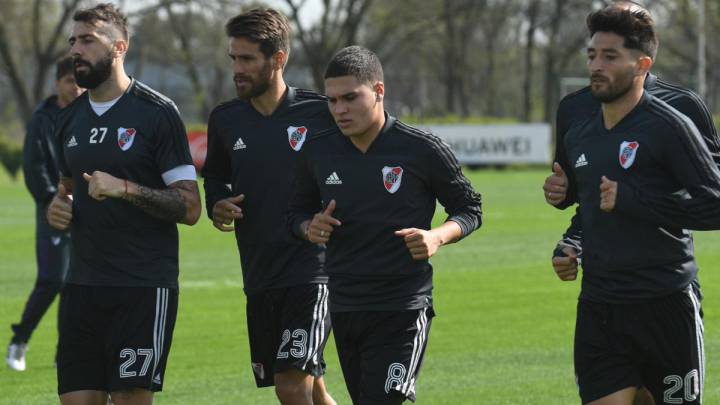 Juan Fernando Quintero y Rafael Santos Borré serían suplentes ante Lanús para luego jugar desde el inicio ante Independiente por Copa Libertadores