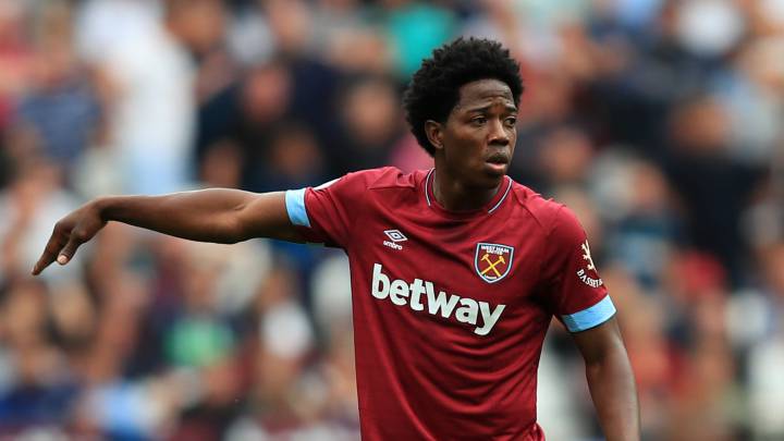 Carlos Sánchez se lesiona en la goleada de West Ham 8-0 sobre Macclesfield por Copa de La Liga