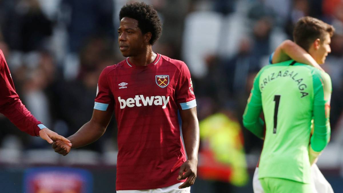 Carlos Sánchez en un partido de West Ham ante Chelsea