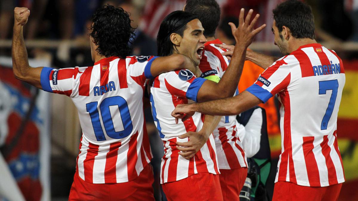 Real Madrid y Atlético jugarán este sábado en el Santiago Bernabéu. El derbi madrileño ha tenido a colombianos como Falcao, James Rodríguez y Amaranto Perea.