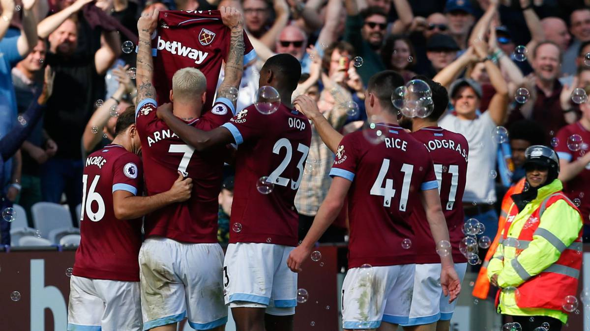 Arnautovic muestra la camiseta de Sánchez y le dedica su gol
