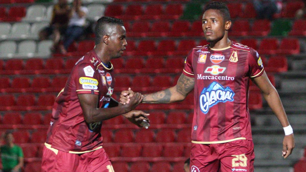Marco Pérez celebra un gol con Tolima