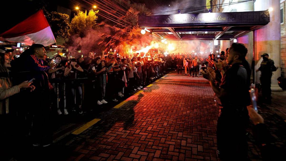 Millonarios y Santa Fe se medirán este martes en el duelo de vuelta por los octavos de final de la Copa Sudamericana. Sus hinchas les mostraron su apoyo.