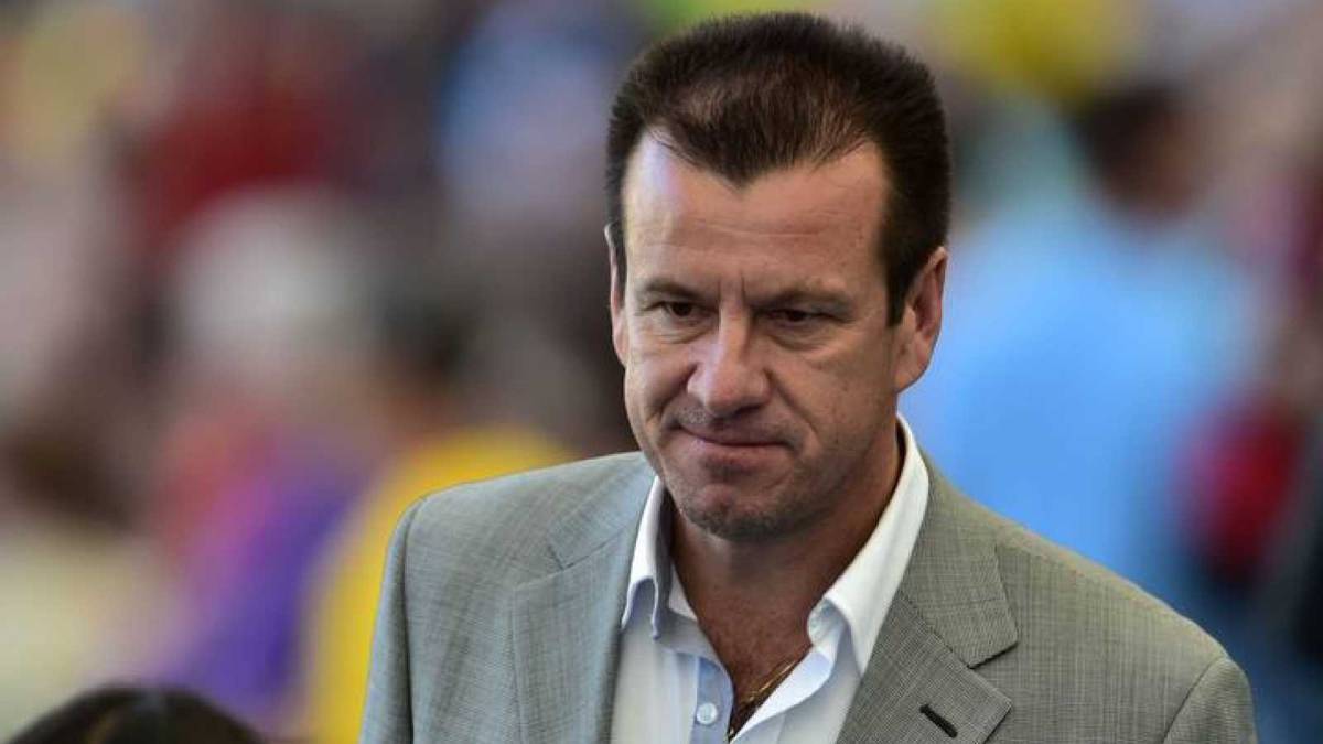 Dunga habría recibido una invitación para dirigir a la Selección Colombia, según informa UOL Esporte. El técnico frenaría una negociación con un club chino