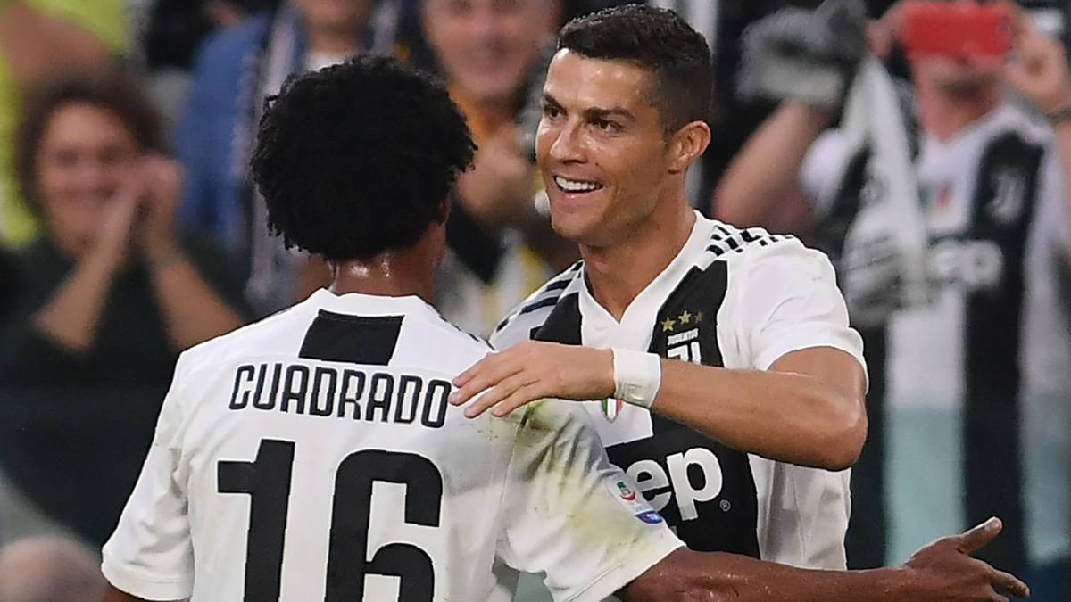 Cuadrado celebra con Ronaldo el gol ante Genoa de la fecha 9 de Serie A