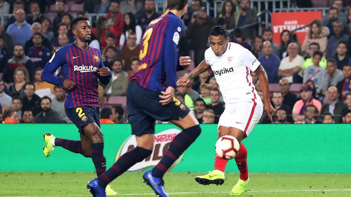 Luis Fernando Muriel marcó ante el Barcelona en la derrota del Sevilla en la novena jornada de la Liga de España en el que se lesionó Lionel Messi