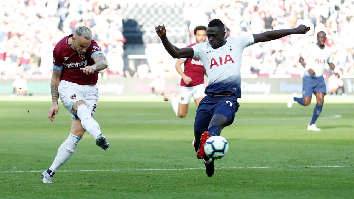 El defensa colombiano Dávinson Sánchez completó 50 partidos con Tottenham en la victoria contra West Ham por la fecha 9 de la Premier League.