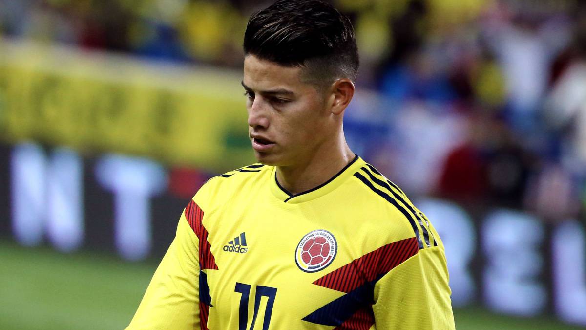 James Rodríguez le regala una camiseta autografiada de la Selección Colombia al Papa Francisco. El volante del Bayern Múnich le envío un mensaje