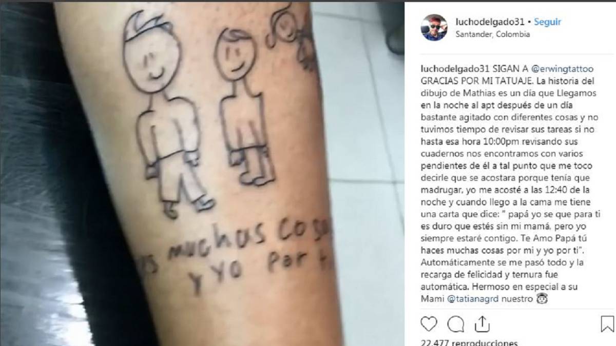 Luis Delgado, arquero del Bucaramanga se hace un tatuaje con un dibujo de su hijo. Este fin de semana se celebró la lucha contra el cáncer de seno