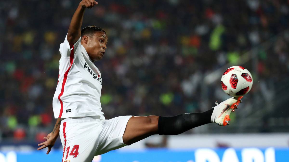 Luis Fernando Muriel podría volver a la titular del Sevilla en Europa League