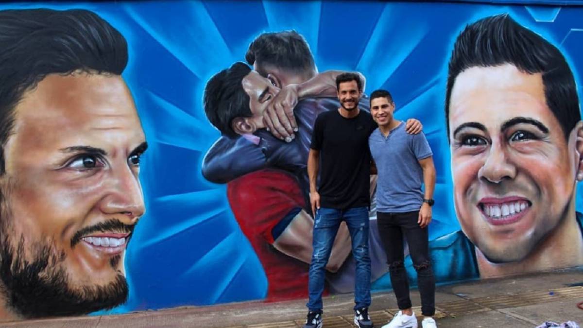 Así luce el mural que hicieron los hinchas para Mao Molina y David González