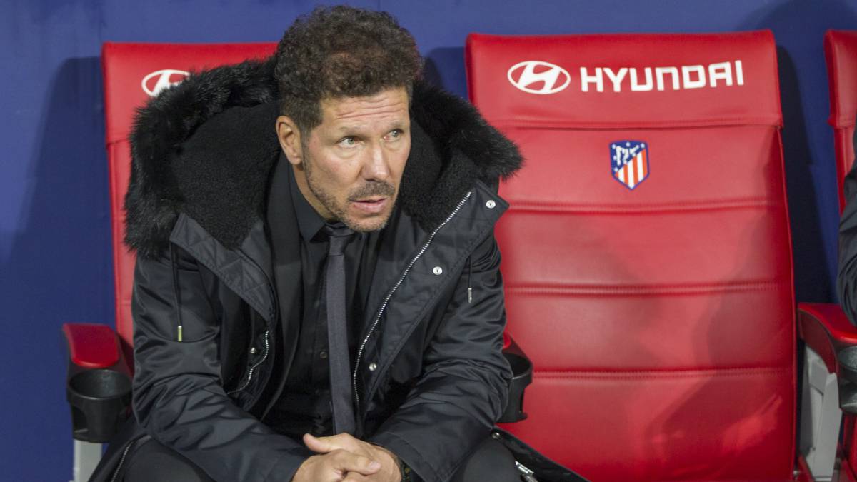 Diego Simeone en el banco ante la Real Sociedad