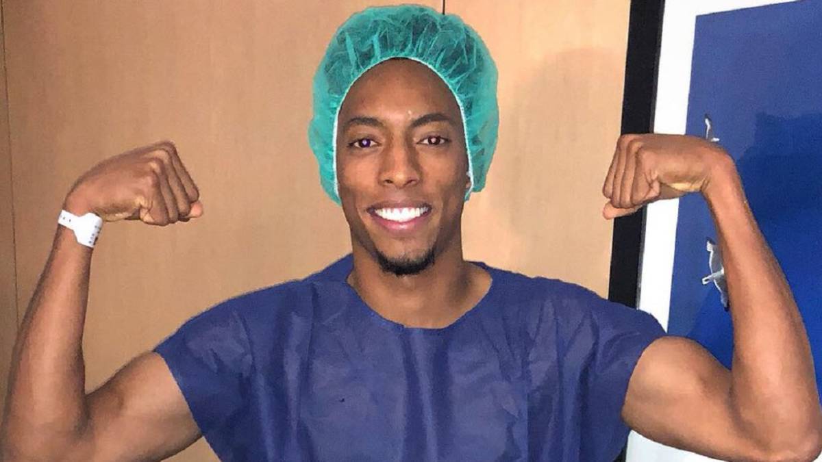 Johan Mojica celebró que fue operado con éxito de su lesión por rotura en los ligamentos cruzados de su rodilla izquierda con un disfraz y su familia