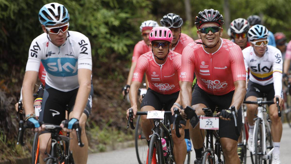 Christopher Froome, Rigoberto Urán, Sebastián Henao, Sergio Luis Henao y cientos de aficionados corrieron en Guatapé, Antioquia, el Giro de Rigo