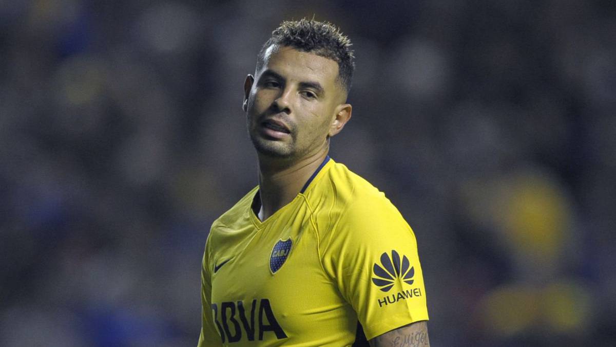 Edwin Cardona va a la tribuna en la ida de la final de Copa Libertadores