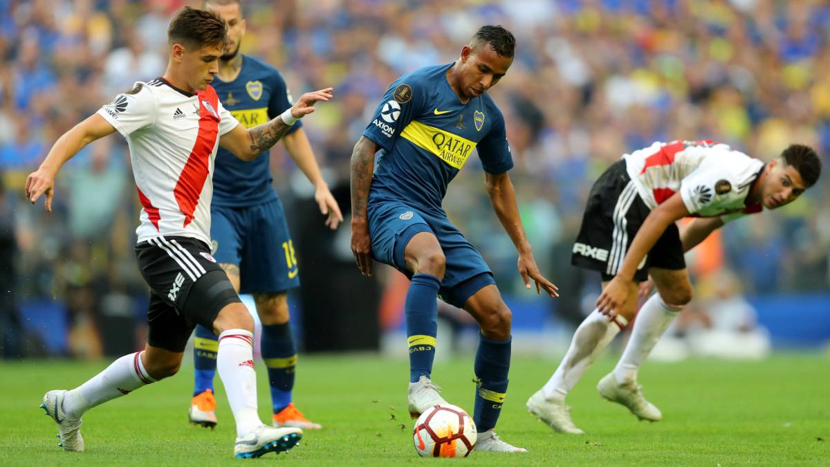 Sebastián Villa disputa una pelota con Lucas Martínez Quarta en la Bombonera.