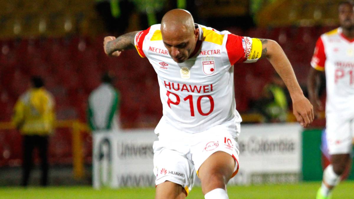 Omar Pérez en 2017 jugando con Santa Fe ante Rionegro