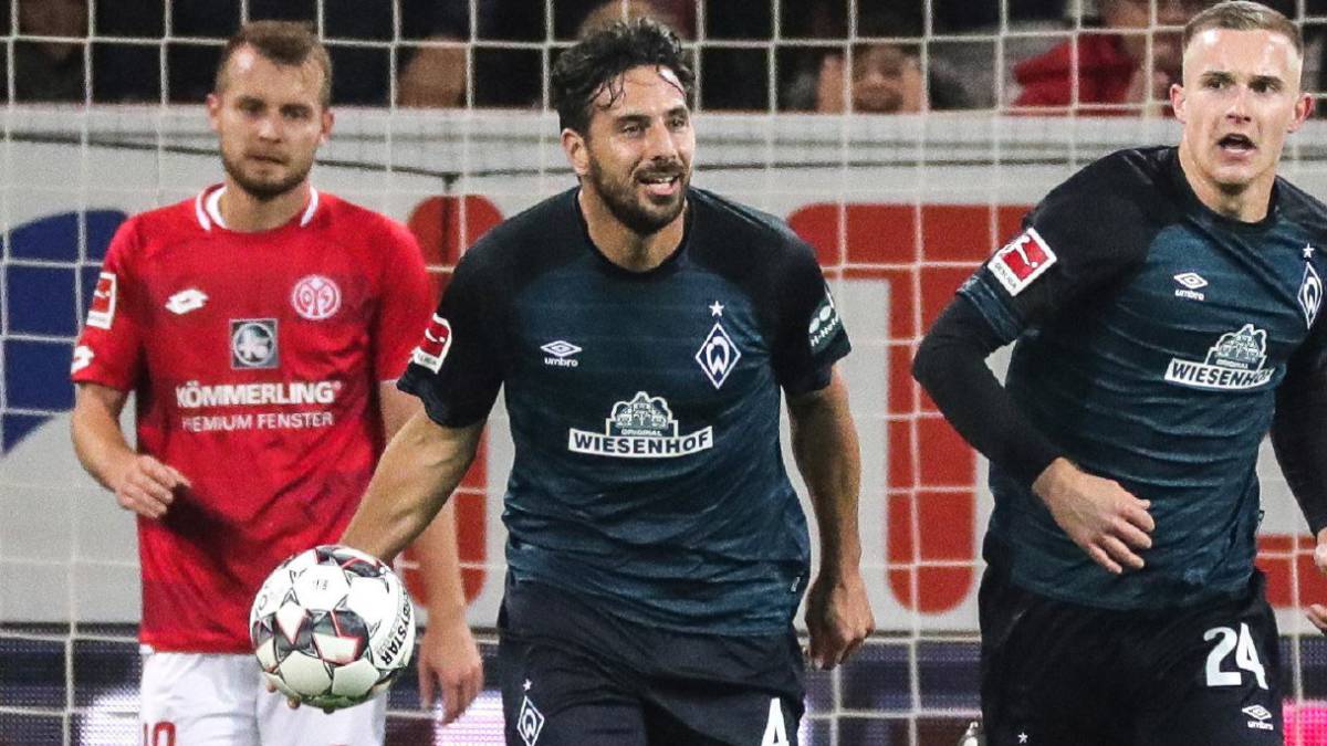 Pizarro celebra un gol ante el Mainz