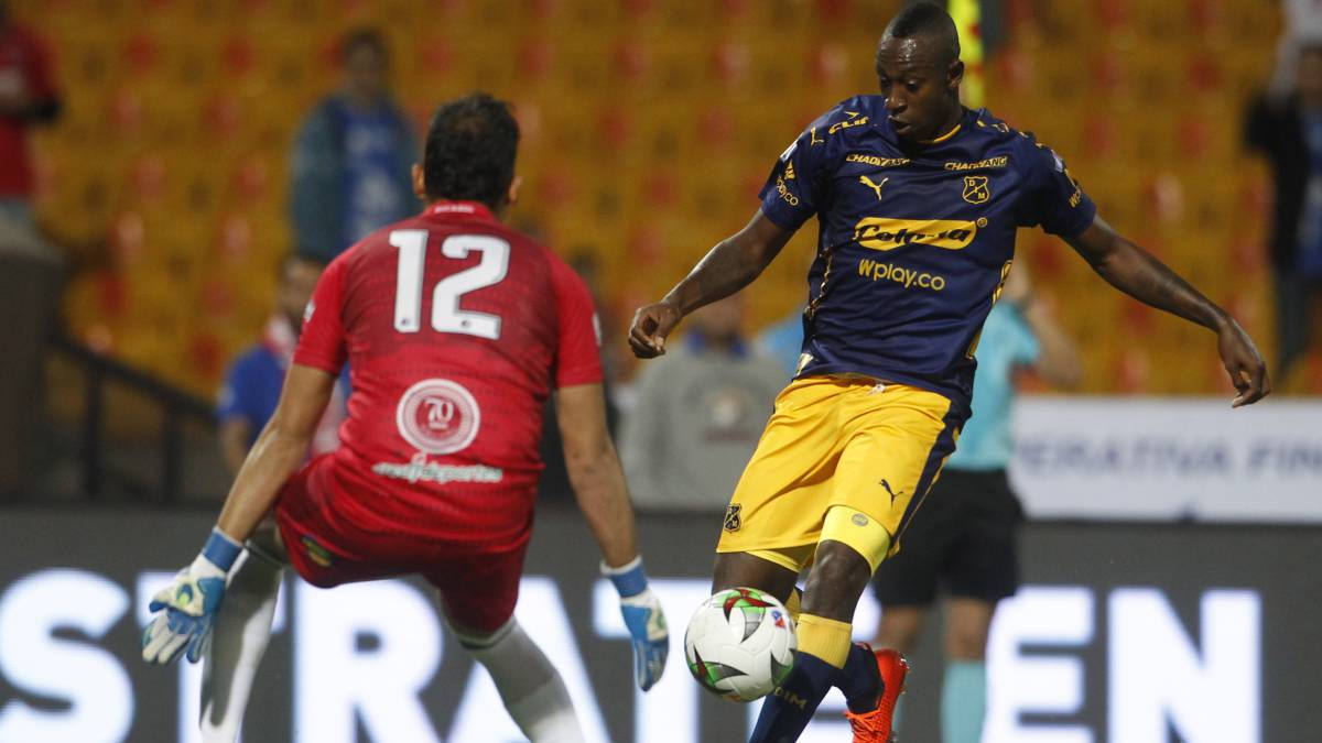 Juan Fernando Caicedo ante James Aguirre en el partido DIM vs Bucaramanga