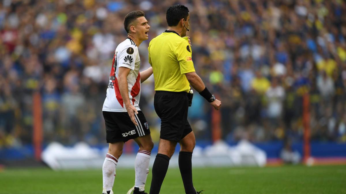 El colombiano Rafael Santos Borré es baja en River Plate por acumulación de amarillas para el partido de vuelta de la final de Copa Libertadores.