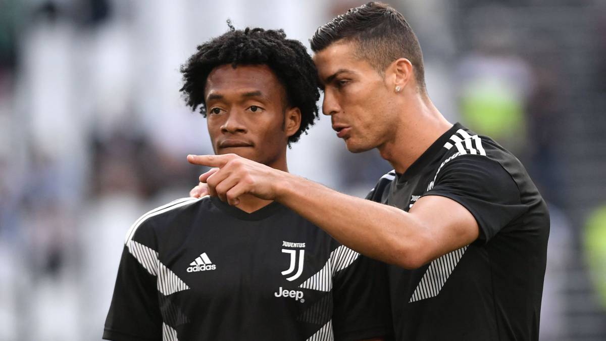 Juan Guillermo Cuadrado y Cristiano Ronaldo en un calentamiento de la Juventus.