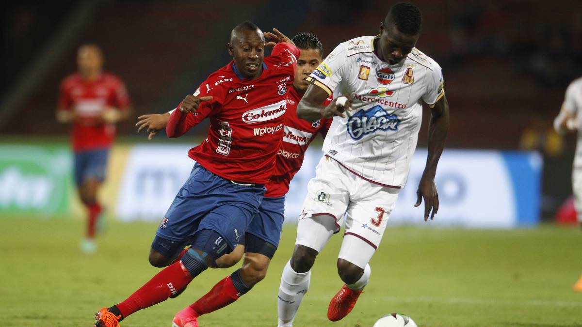 Juan Fernando Caicedo y Julián Quiñones en el empate 2-2