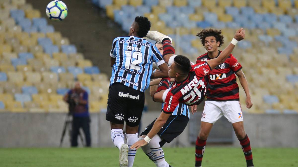 El colombiano Fernando Uribe es centro de críticas en Brasil por la jugada del gol que le anotó a Gremio, en la victoria de Flamengo 2-0 en el Maracaná.