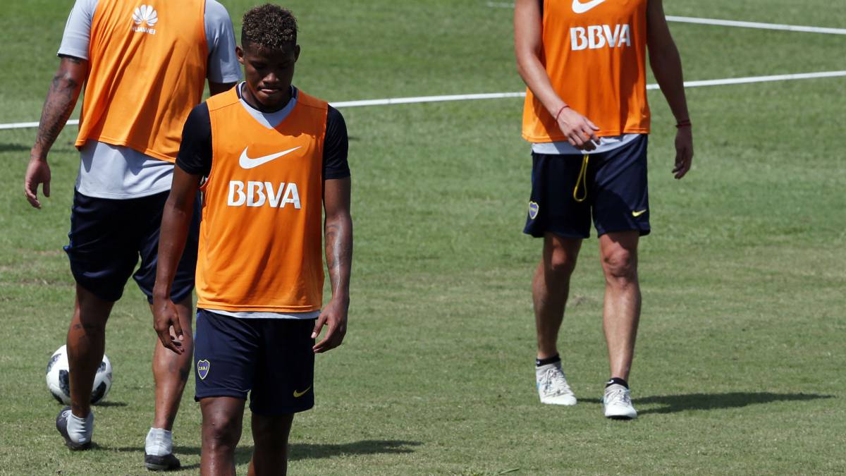 Boca Juniors enfrenta el domingo a Independiente en Avellaneda, por la fecha 14 de la Superliga. Barrios y Cardona serían suplentes, Villa titular.