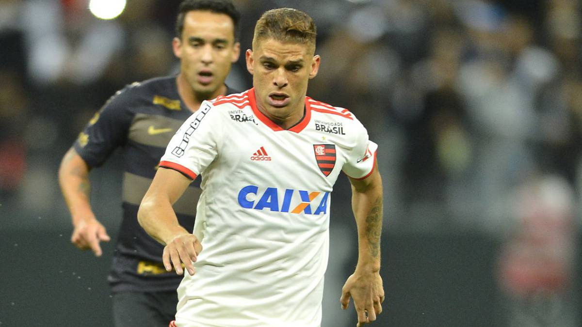 Gustavo Cuéllar en un partido con Flamengo