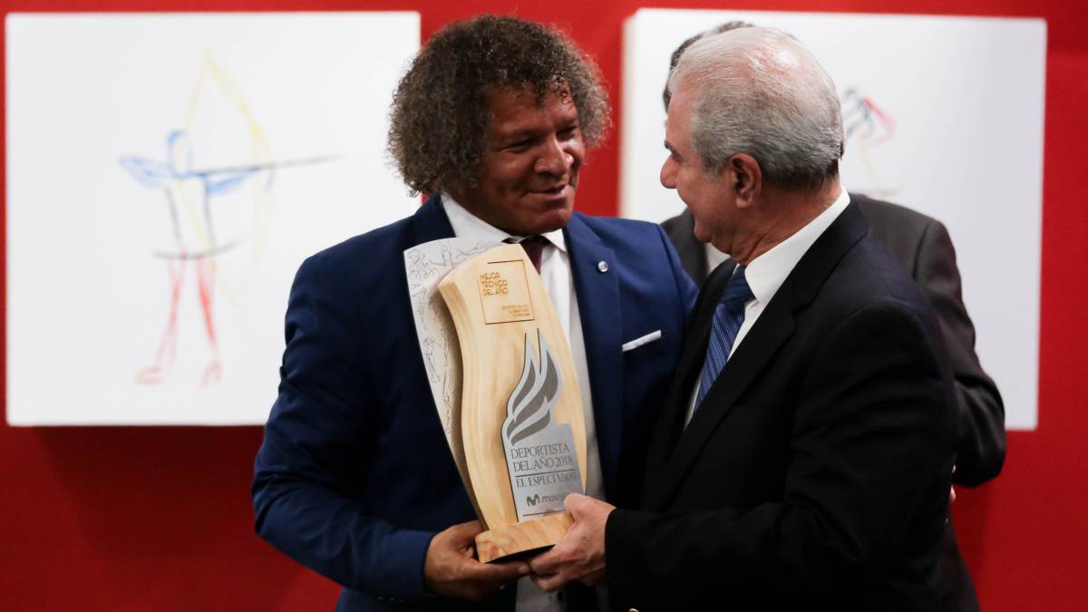 Alberto Gamero recibe el premio al mejor DT del FPC