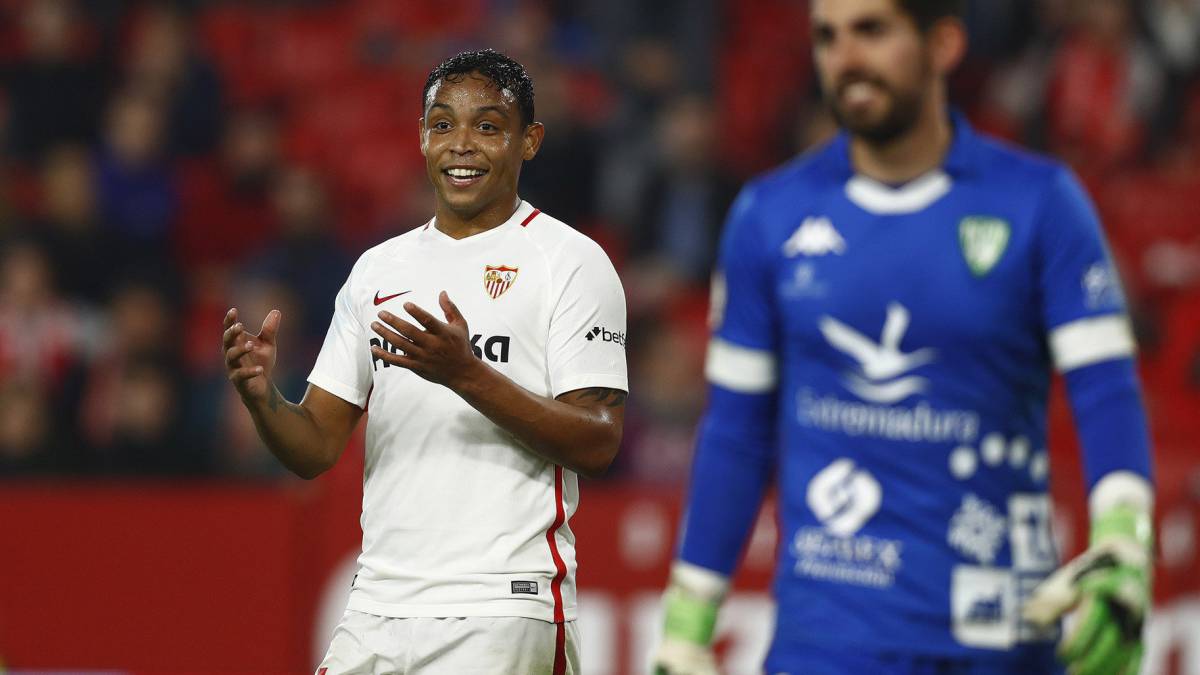 Luis Fernando Muriel se destacó en el juego de Copa del Rey entre Sevilla y Villanovense que ganó el equipo local con un penalti provocado por el colombiano