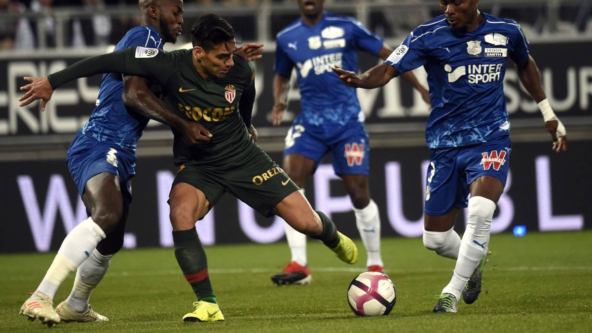El colombiano Radamel Falcao García integra el once ideal de la jornada 16 de la Ligue 1 de Francia, gracias al doblete que anotó el martes contra Amiens.