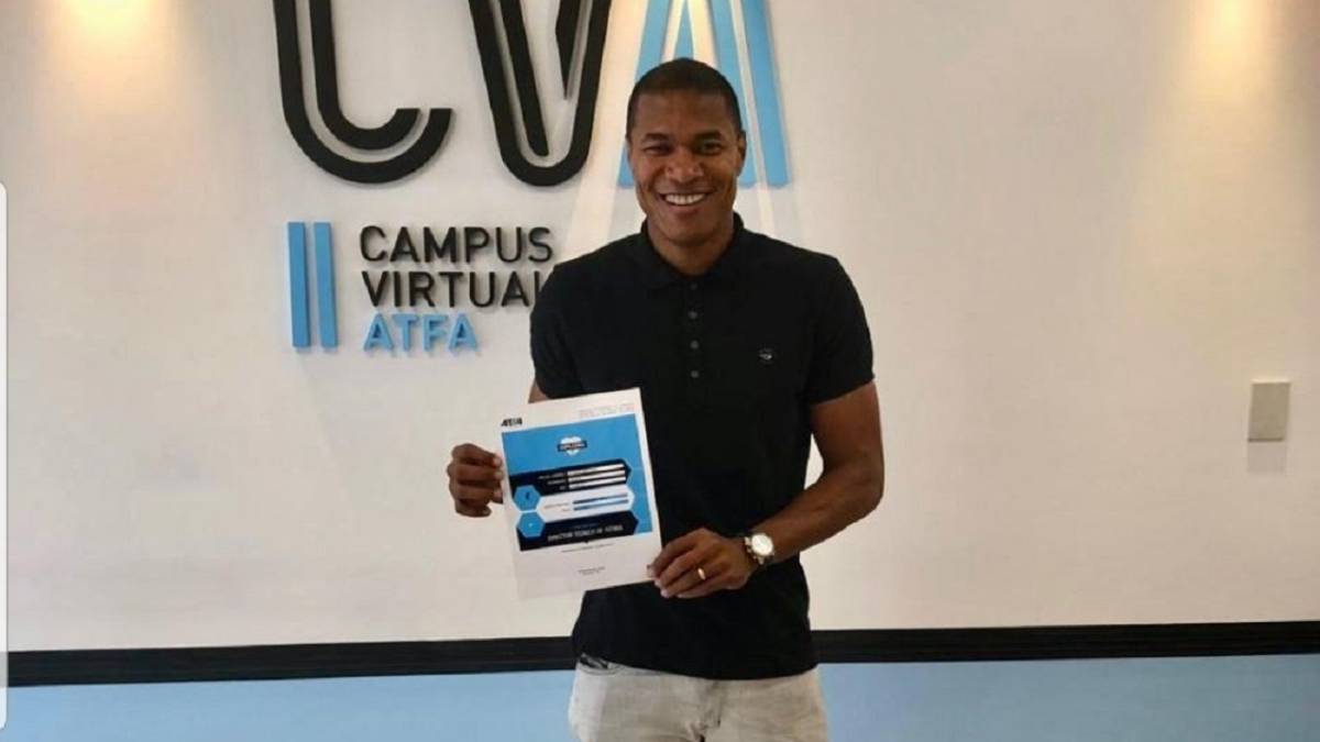 Alexis Henríquez, capitán de Atlético Nacional, se graduó como director técnico de la ATFA en Argentina y Juan Carlos Osorio lo quiere como asistente