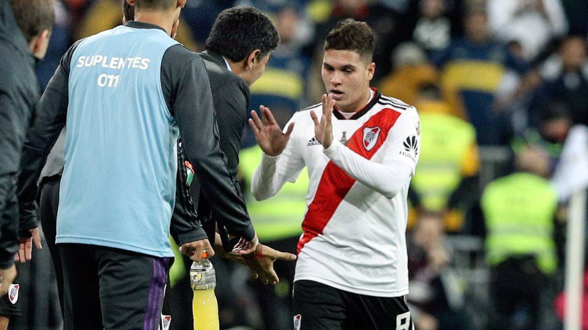Juan Fernando Quintero es felicitado por su gol contra Boca en el Bernabéu