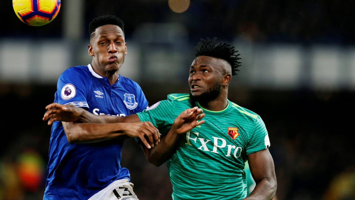 Yerry Mina e Isaac Success disputan un balón en el partido entre Everton y Watford