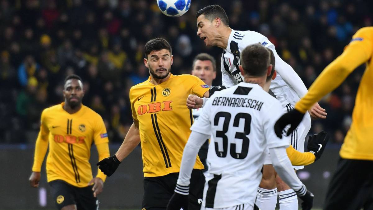 Cristiano Ronaldo cabecea un balón ante el Young Boys